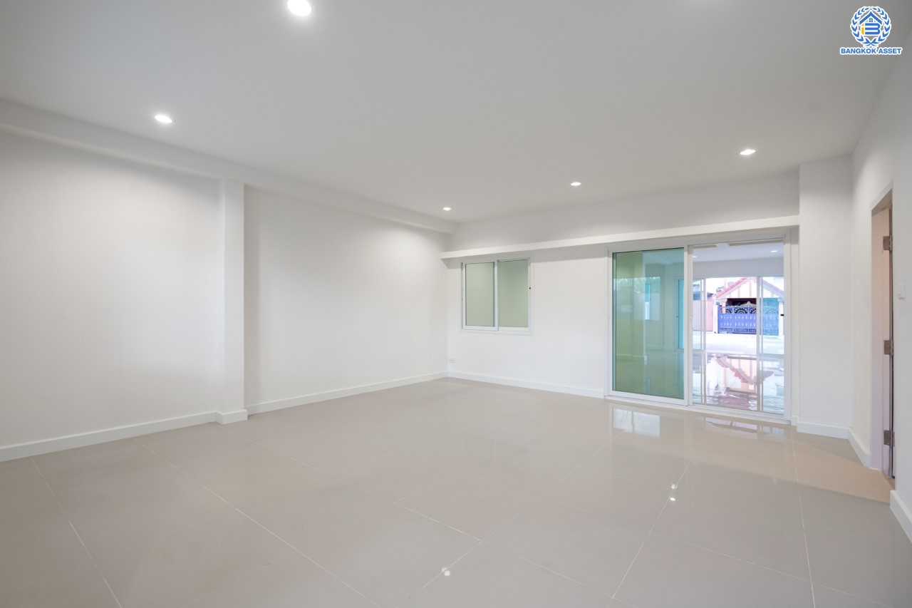 บ้านมือสองตกแต่งใหม่ ม.ลานทอง ติวานนท์-ปากเกร็ด เนื้อที่ 46 ตร.ว. ฟังก์ชัน 2 ห้องนอน 2 ห้องน้ำ จอดรถได้ 2 คัน บนทำเลทองเดินทางสะดวกติด ถ.ติวานนท์ ใกล้ห้าแยกปากเกร็ด เมืองทองธานี ทางด่วน, เซ็นทรัลแจ้งวัฒนะ และรถไฟฟ้าสายสีชมพู (สายอนาคต) "สถานีปากเกร็ด"